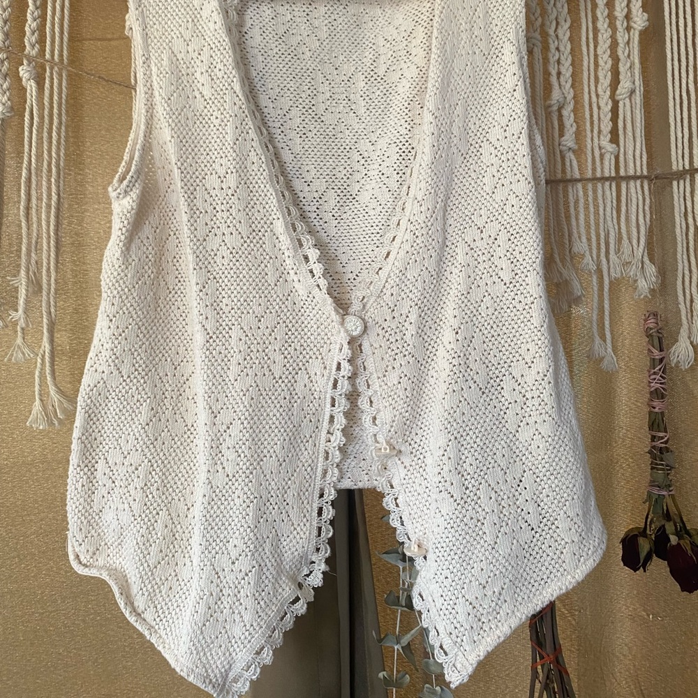 Vintage white lace blazer/vest with intricate white buttons